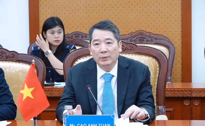 Deputy Minister of Finance Cao Anh Tuan at the meeting with the delegation of the RoK Embassy led by Ambassador Choi Young-sam on June 12 (Photo: mof.gov.vn)