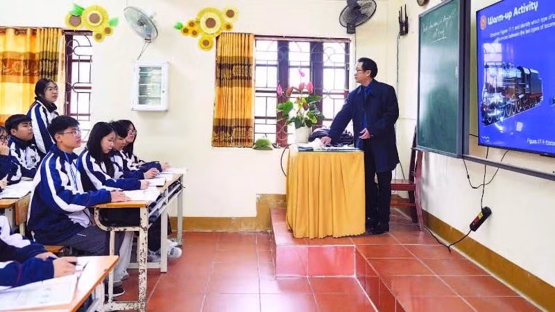 A technology lesson taught in English at Viet Bac High School.