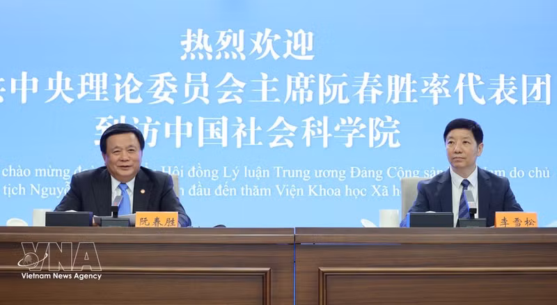 Nguyen Xuan Thang, member of the 13th Party Central Committee's Political Bureau and Chairman of the Central Theory Council (left) speaks at a seminar at the Chinese Academy of Social Sciences (Photo: VNA)