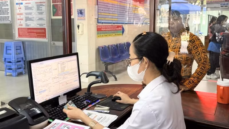 100% of public medical examination and treatment facilities in Can Tho have piloted the integration of the Electronic Health Record on the VNeID application. (Photo: VAN UT)