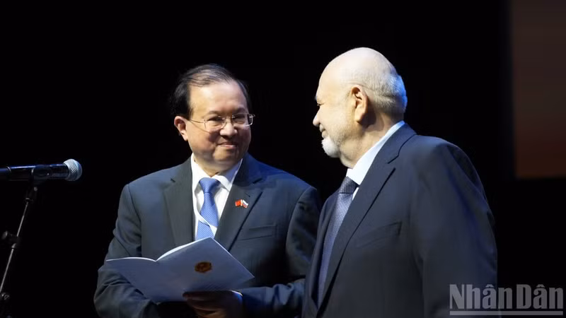 Deputy Minister Ta Quang Dong and VGIK Rector Vladimir Malyshev. (Photo: THANH THE)