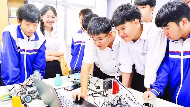 Students at Dam Ri High School in Lam Dong province use equipment in the STEM innovation room.