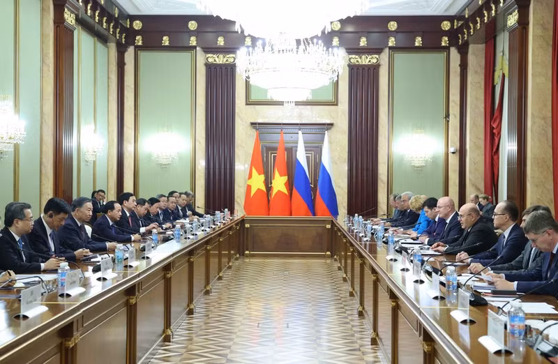 At the meeting between General Secretary of the Communist Party of Viet Nam Central Committee and President To Lam and Russian Prime Minister Mikhail Mishustin in Moscow on September 8. (Photo: VNA)