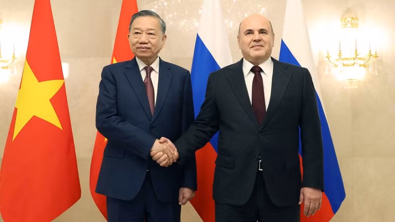General Secretary of the Communist Party of Viet Nam Central Committee and President To Lam (left) and Russian Prime Minister Mikhail Mishustin (Photo: VNA)