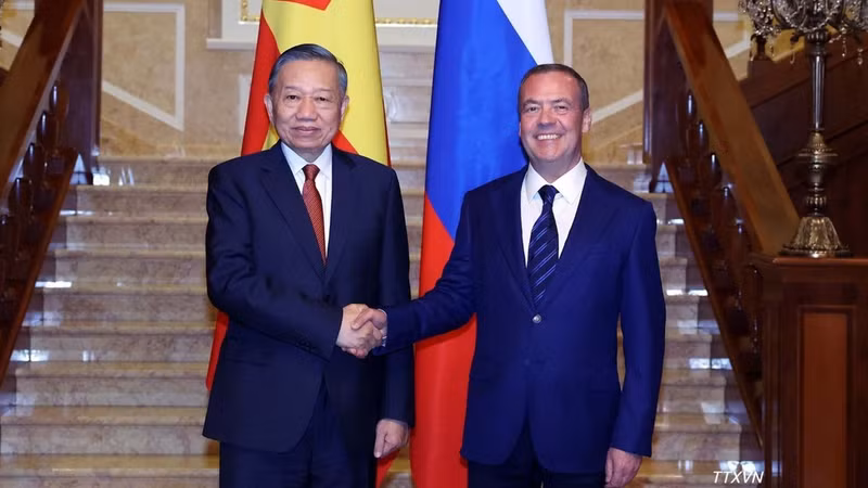 General Secretary and President To Lam and Chairman of the United Russia Party and Deputy Chairman of the Security Council of the Russian Federation Dmitry Medvedev. (Photo: VNA)