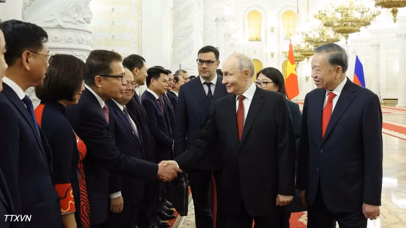 Russian President Vladimir Putin greets Vietnamese officials at the welcome ceremony in Moscow on September 9, 2026. (Photo: VNA)