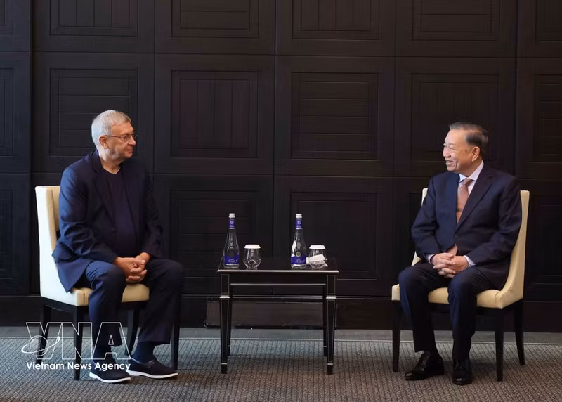 General Secretary of the Communist Party of Viet Nam Central Committee and President To Lam (R) and founder of AFK Sistema Public JSC Vladimir Yevtushenkov at the meeting on September 9, 2026 (Photo: VNA)