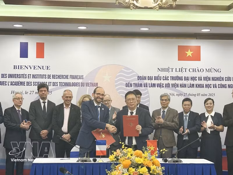 The Viet Nam Academy of Science and Technology holds a meeting with a delegation of leading national research institutes and universities from France in Ha Noi on May 27, 2025 (Photo: VNA)