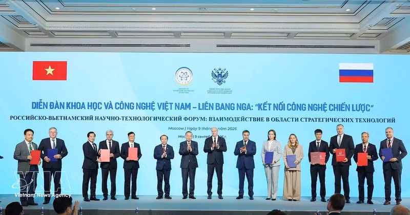 General Secretary of the Communist Party of Viet Nam Central Committee and President To Lam and Russian Deputy Prime Minister Dmitry Chernyshenko witness the exchange of cooperation agreements between the two countries at the forum in Moscow on September 9, 2026. (Photo: VNA)