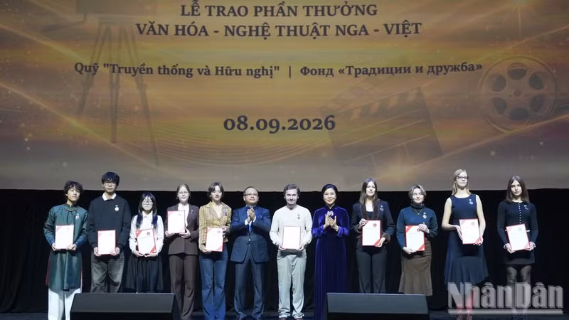 Awards presented to outstanding students. (Photo: THANH THE)