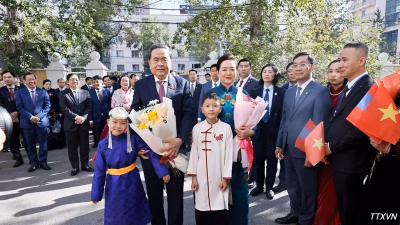 NA President Tran Thanh Man and his spouse meet with Vietnamese embassy staff and community representatives in Mongolia. (Photo: VNA)