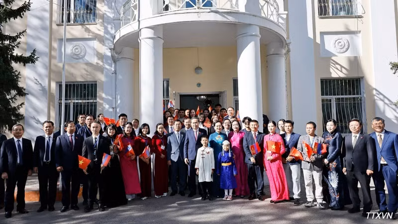 NA President Tran Thanh Man and his spouse take a joint photo with Vietnamese embassy staff and community representatives on September 9. (Photo: VNA)