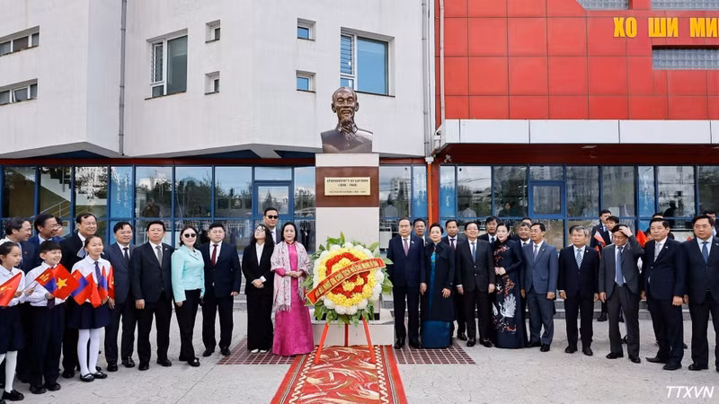 NA President Tran Thanh Man, his spouse and officials stand besides the President Ho Chi Minh monument at Inter-Level School No. 14 in Ulaanbaatar on September 9. (Photo: VNA)