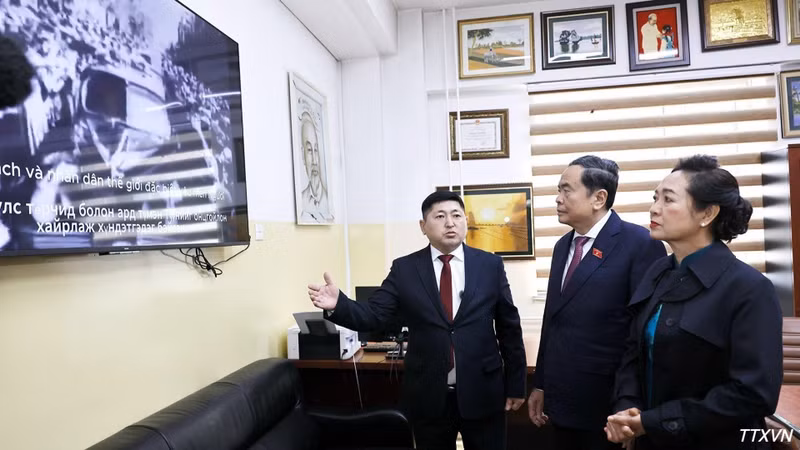 NA President Tran Thanh Man and his spouse listen to a presentation on materials related to President Ho Chi Minh in the school's room of tradition. (Photo: VNA)