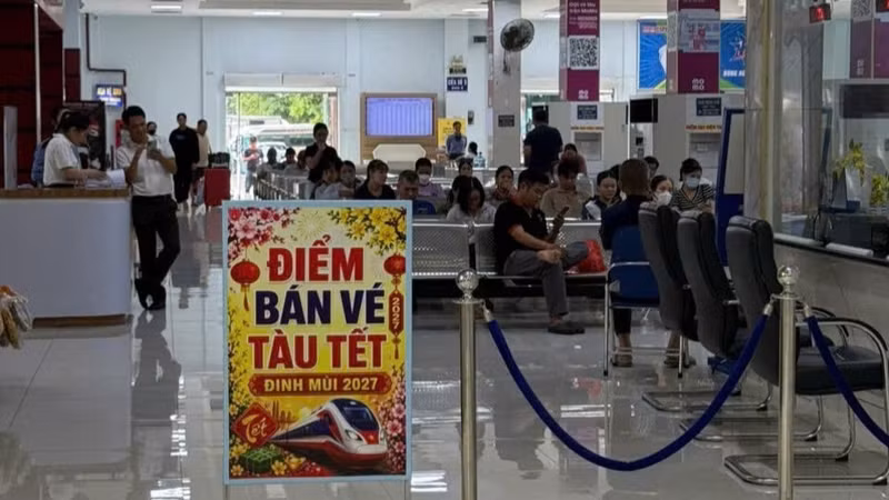 Around 300,000 through tickets for the 2027 Lunar New Year holiday will be put on sale nationwide from 8 a.m. on September 5, 2026, through direct and online ticketing channels. (Photo: VNR)