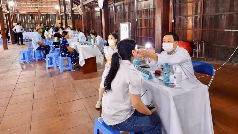 Residents of Long Son Commune arrive at a health check-up site. (Photo: Thu Duc General Hospital)
