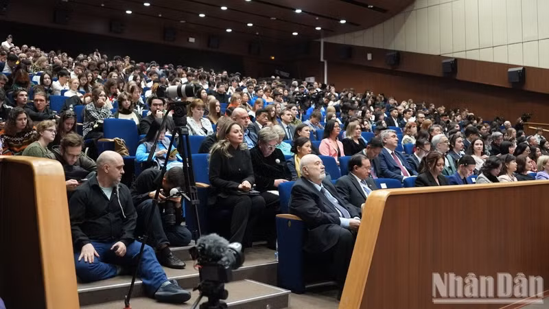 The programme attracted a large audience. (Photo: THANH THE)