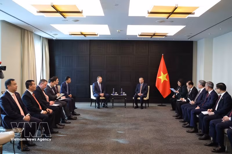 General Secretary of the Communist Party of Vietnam Central Committee and President To Lam meets with General Director of Zarubezhneft JSC Sergei Kudryashov in Moscow on September 9, 2026. (Photo: VNA)
