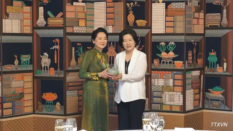 Spouse Nguyen Thi Thanh Nga receives a souvenir gift from the Spouse of the RoK National Assembly Speaker. (Photo: VNA)