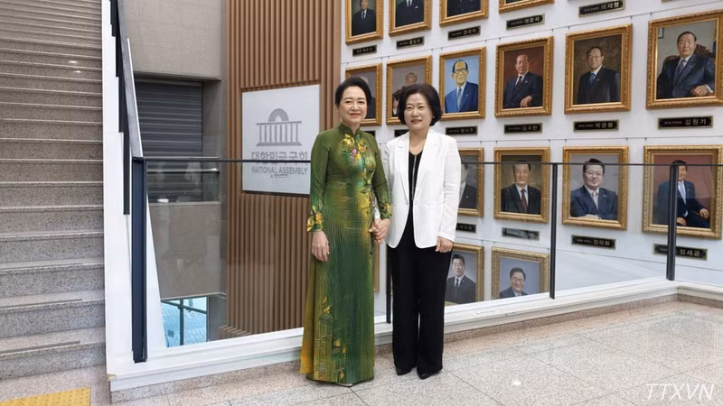 Viet Nam National Assembly President’s spouse Nguyen Thi Thanh Nga (left) and RoK National Assembly Speaker’s spouse Cho Mi-seon take a commemorative photo at the National Assembly Museum of the RoK. (Photo: VNA)