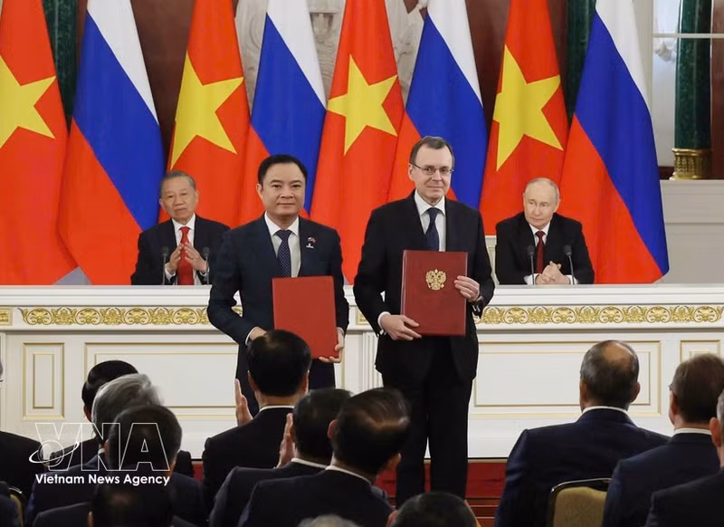 General Secretary of the Communist Party of Viet Nam Central Committee and President To Lam, and Russian President Vladimir Putin witness the exchange of cooperation documents. (Photo: VNA)