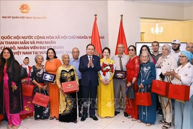 National Assembly Chairman Tran Thanh Man and his spouse, Nguyen Thi Thanh Nga, are with staff of the Vietnamese Embassy and members of the Vietnamese community in Morocco on July 26 afternoon. (Photo: VNA)