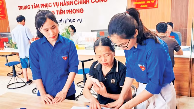 Youth Union members in Tien Phong Ward, Bac Ninh Province, assist residents in using online public services. (Photo: KHANH NGAN)