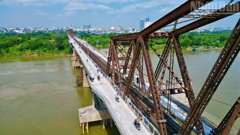 In Pictures: Long Bien Bridge in Ha Noi reopens to traffic after two months of repairs