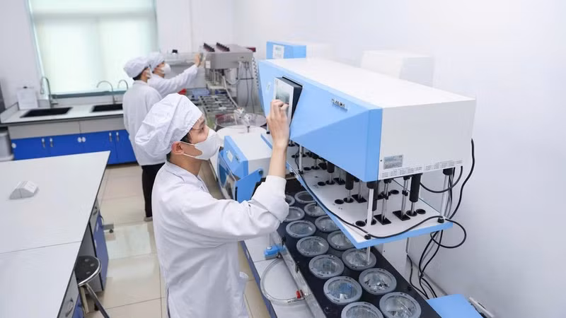 A quality control technician at Traphaco Joint Stock Company operates the medicine quality inspection and monitoring system.