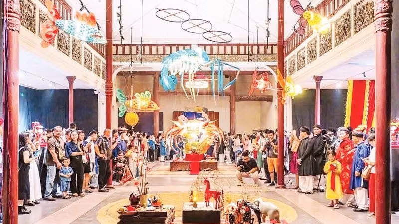 The Cultural and Arts Centre at 22 Hang Buom Street is ablaze with various reconstructions of old-style Mid-Autumn Festival lanterns.