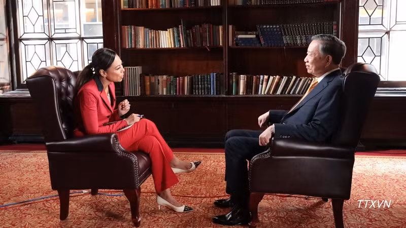 General Secretary of the Communist Party of Viet Nam Central Committee and President To Lam (R) gives an interview to Bloomberg TV. (Photo: VNA)
