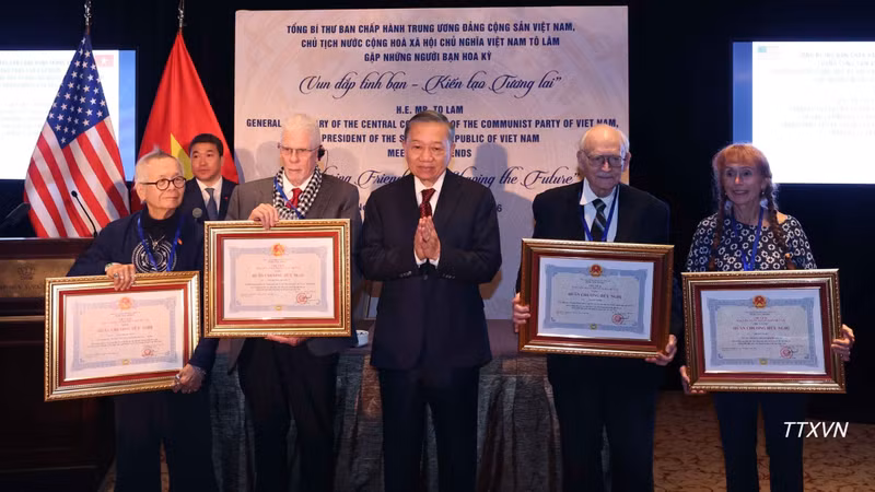 General Secretary of the Communist Party of Viet Nam (CPV) Central Committee and President To Lam presents Friendship Orders to American friends and posthumously confers them on others, in New York on September 21 (local time). (Photo: VNA)