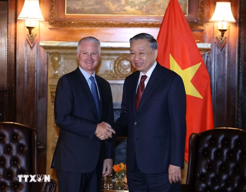 General Secretary of the Communist Party of Viet Nam (CPV) Central Committee and President To Lam (right) meets with Chairman of Warburg Pincus Chip Kaye in New York on the afternoon of September 21 (local time) (Photo: VNA)