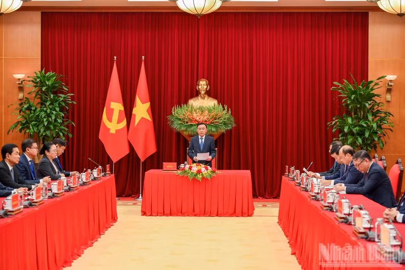 Politburo Member and Standing Member of the Communist Party of Viet Nam (CPV) Central Committee’s Secretariat Tran Cam Tu receives a high-ranking delegation of the Lao People’s Revolutionary Party (LPRP) in Ha Noi on September 22 (Photo: NDO)