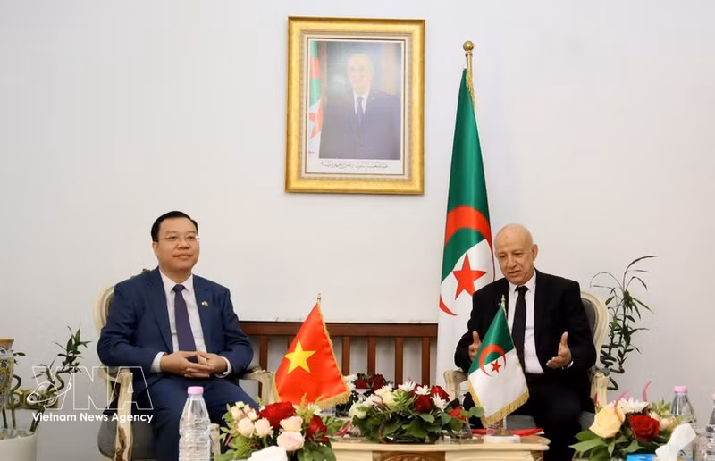 Secretary-General of the National Liberation Front (FLN) Abdelkrim Benmbarek (R) receives Vietnamese Ambassador to Algeria Vu Duy Long on September 21. (Photo: VNA)