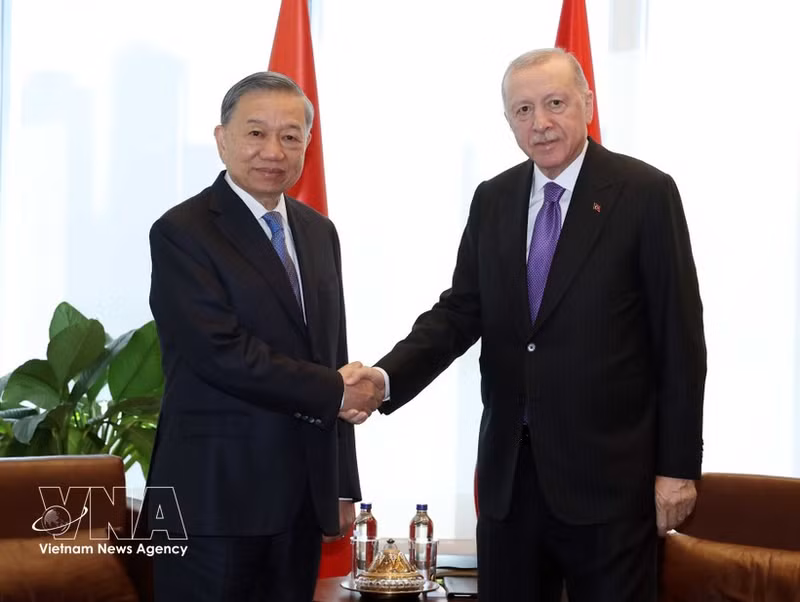 General Secretary of the Communist Party of Viet Nam Central Committee and President To Lam (L) has a meeting with Turkish President Recep Tayyip Erdogan in New York on September 21 (local time). (Photo: VNA)