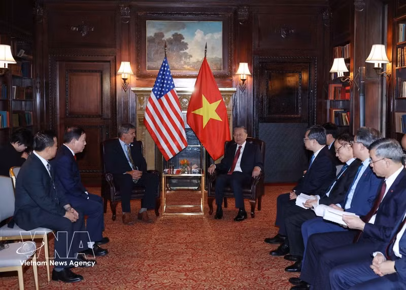 General Secretary of the Communist Party of Viet Nam Central Committee and President To Lam meets with Thomas R. Hardy, Acting Director of the US Trade and Development Agency (USTDA), in New York on September 21 (local time). (Photo: VNA)