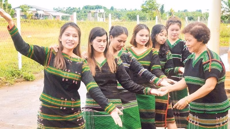 H'Loren and Mnong girls in Thuan An Commune practise the traditional xoang dance. (Photo: HO MAI)