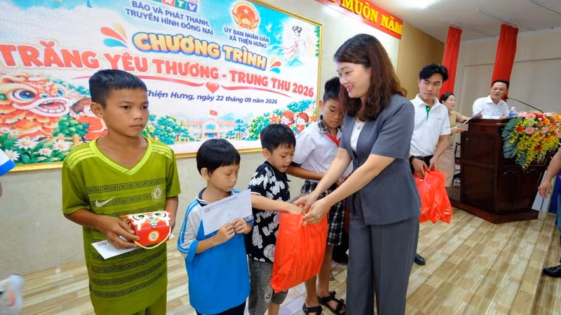 Leaders of Thien Hung commune, Dong Nai City, present gifts to children. (Photo: Nhat Son)
