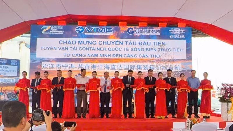 Ribbon-cutting ceremony to welcome the first vessel. (Photo: VAN UT)