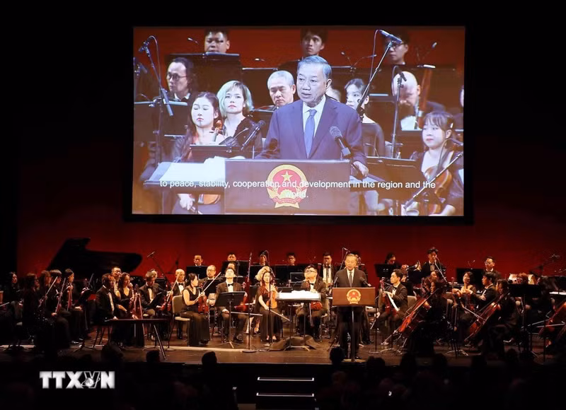 General Secretary of the Communist Party of Viet Nam Central Committee and President To Lam addresses the cultural event and meeting with the Vietnamese community in the US in New York on September 21 evening. (Photo: VNA)