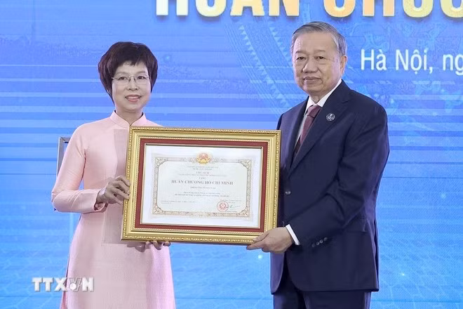 tong-bi-thu-to-lam-trao-huan-chuong-ho-chi-minh-cho-1.jpg