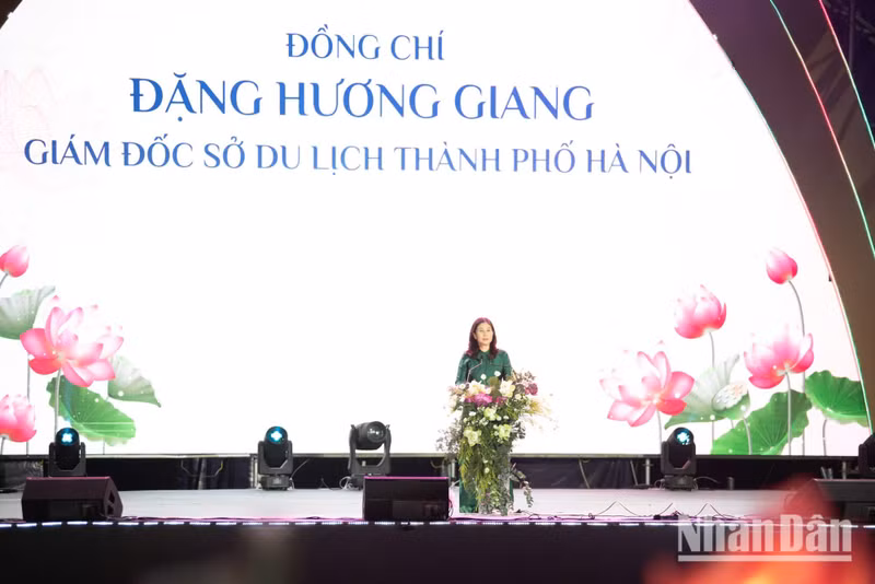 Speaking at the opening ceremony, Dang Huong Giang, Director of the Ha Noi Municipal Department of Tourism affirms the city is focusing on making Ha Noi a safe, attractive and professional tourism destination. This event is not only an opportunity to promote the image of the capital, Ha Noi, to domestic and international friends, but also affirms the city's determination to develop distinctive cultural and historical tourism products unique to the capital.