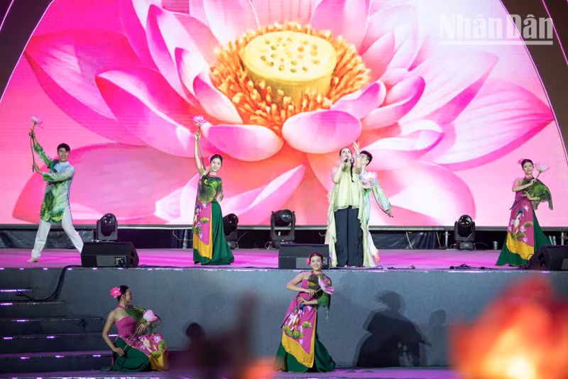 The event aims to develop a signature tourism product for Ha Noi, promote the growth of cultural industries and the creative economy, and further enhance the image of the Capital.