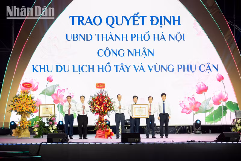 At the opening ceremony, Tay Ho Ward receives the decision recognising the West Lake Tourist Area and its surrounding area as a city-level tourist destination.