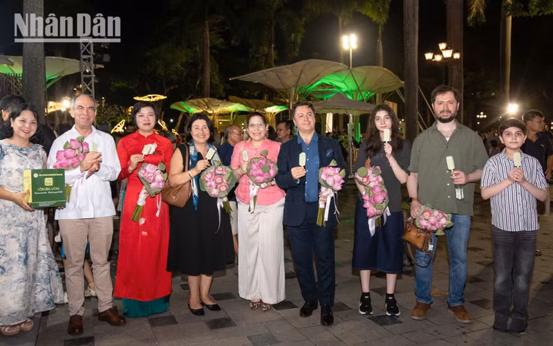 Ambassador Nasly Isabel Bernal Prado (wearing a black dress) is pleasantly surprised and delighted to learn that Vietnamese people make use of every part of the lotus plant in daily life. She had previously enjoyed the traditional Vietnamese candied lotus seeds during the Lunar New Year celebrations.