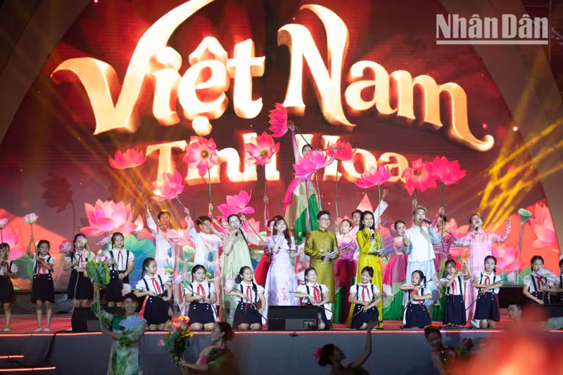 The opening ceremony also features the presence of Nasly Isabel Bernal Prado, Ambassador of the Republic of Chile to Viet Nam. According to her, the lotus symbolises resilience through its ability to rise and bloom brilliantly from muddy waters.