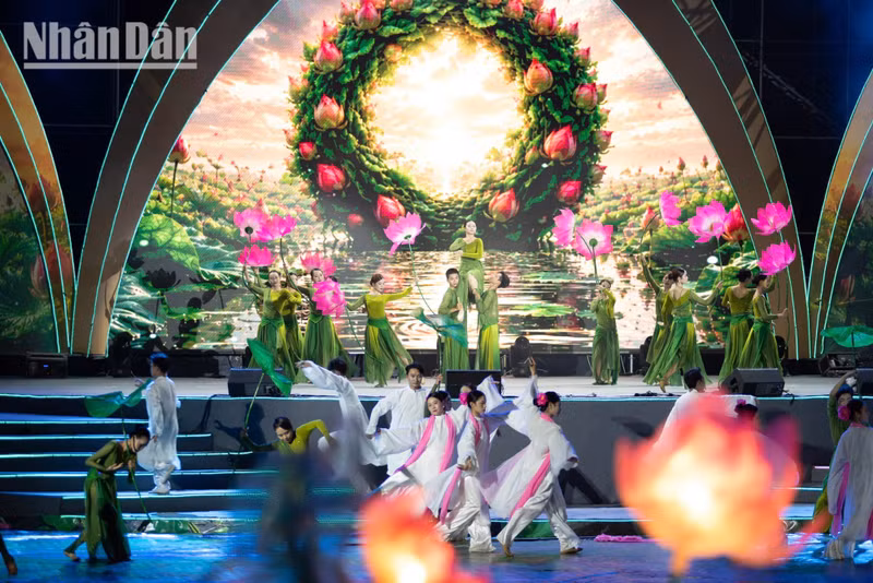 As part of the opening ceremony, the artistic programme leaves a strong impression through the combination of traditional performing arts and modern 3D mapping projection technology, vividly recreating a heritage cultural space.