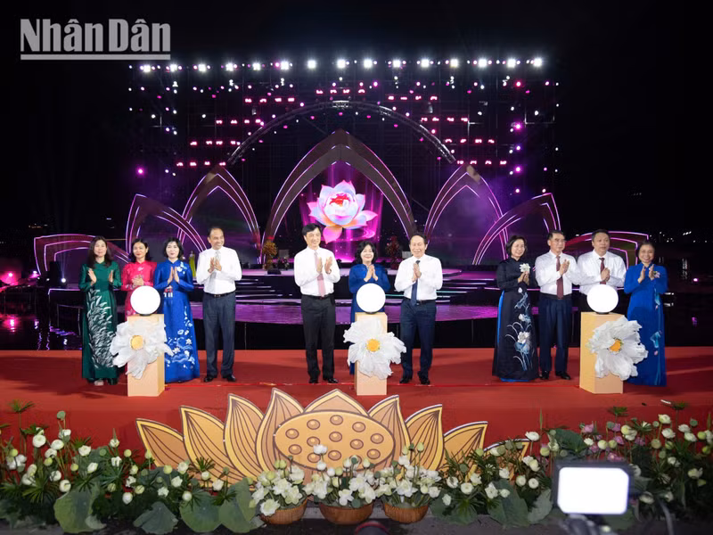 The festival is organised by the Ha Noi Department of Tourism in coordination with the People's Committee of Tay Ho Ward under the theme “The Beauty of Ha Noi Lotus”, taking place around West Lake and at cultural venues throughout the ward. It is a large-scale cultural and tourism event honouring the value of the lotus in the lives of the Vietnamese people.