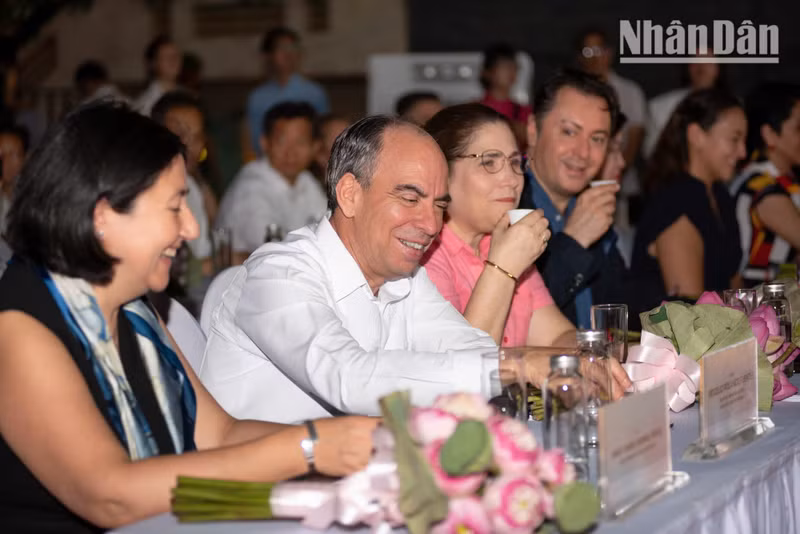 According to Ambassador of the Republic of Cuba to Viet Nam Rogelio Polanco Fuentes (wearing a white shirt), who is an honorary guest of the festival, the lotus has always been a symbol embodying the very soul of Viet Nam. (In picture: the Cuban Ambassador and international delegates enjoy Ha Noi’s renowned lotus tea.)